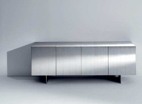 Furnitur dengan Bahan Logam Berkilau